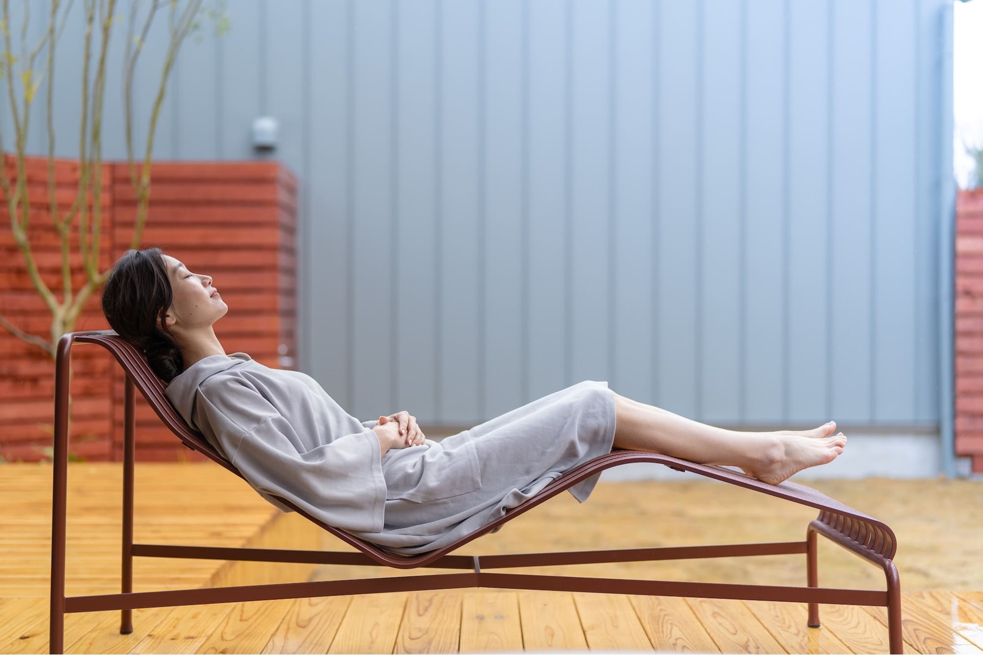 屋外ガーデンテラスに露天風呂、サウナ、ととのいテラスを備える