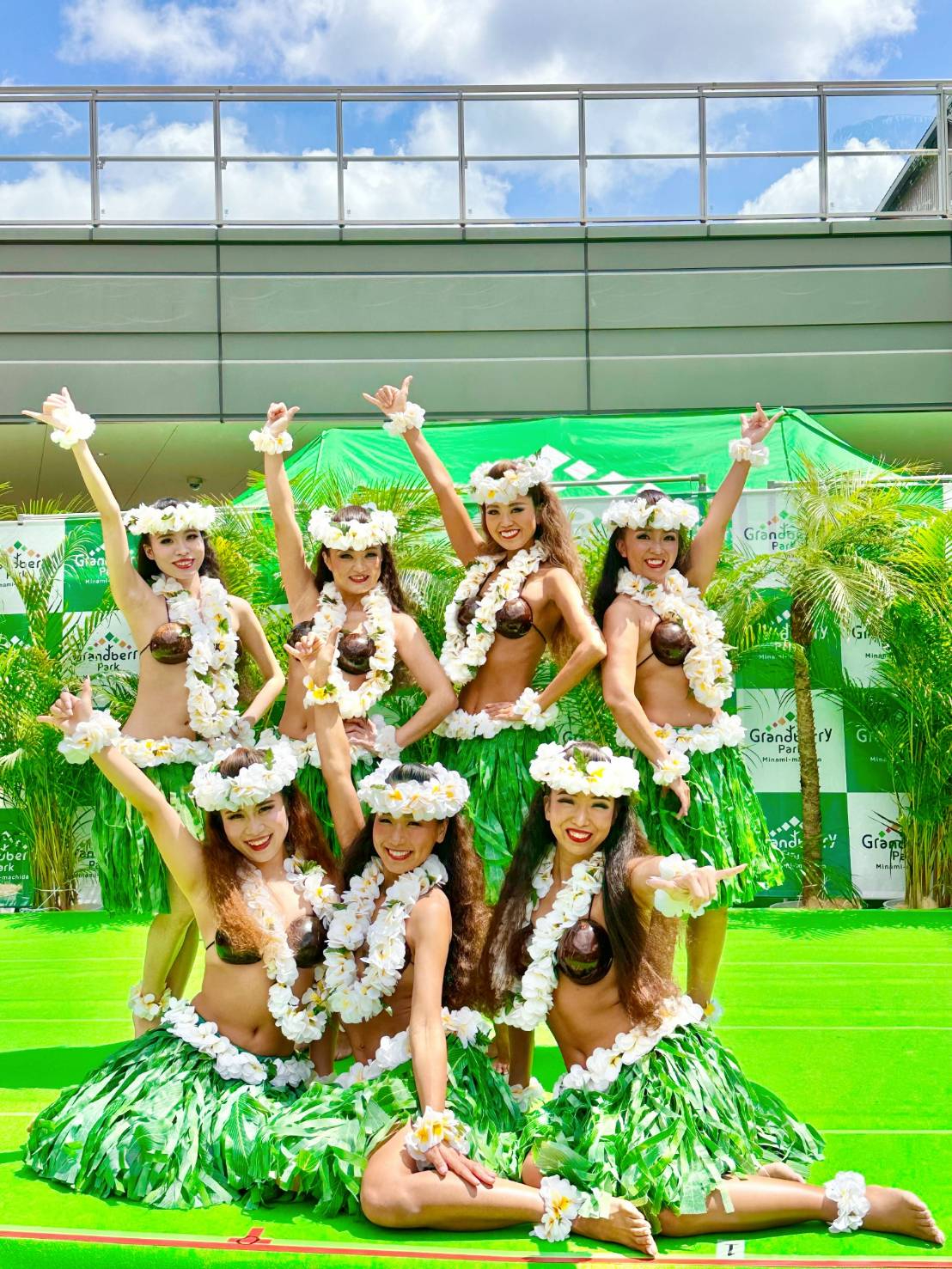 Rock a hula girlsによるステージ（5月6日）