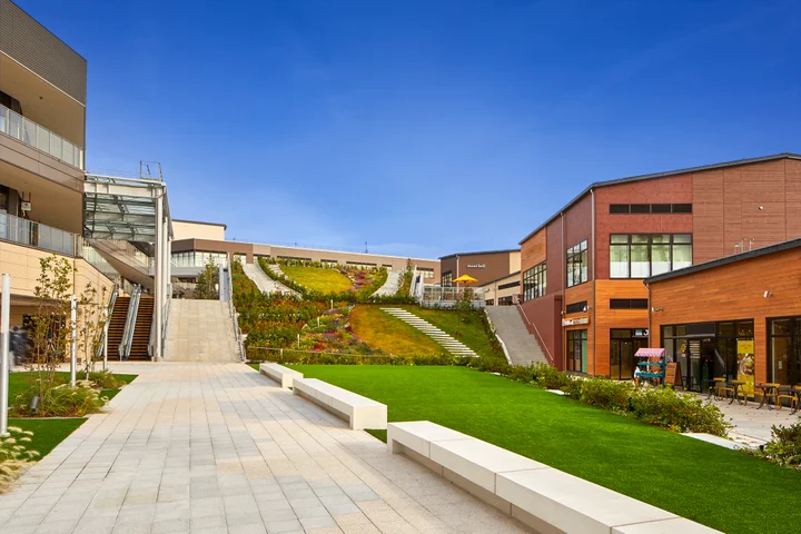 田園都市線 南町田グランベリーパーク駅直結のアウトレット複合商業施設「グランベリーパーク」。220店舗と7つの屋外広場があり、緑豊かな「鶴間公園」にも隣接する