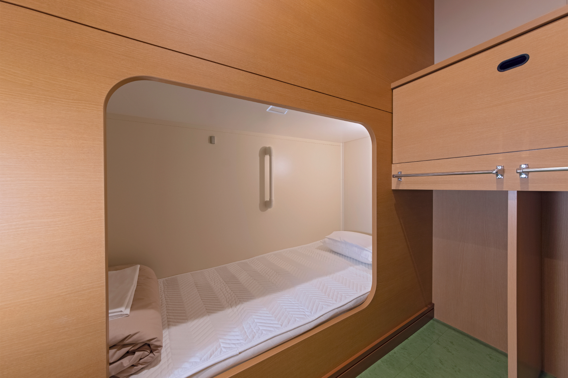 「お気軽なツーリスト船室プラン」。船室はツーリストAの相部屋、ホテル客室はダブル、ホテル夕食は「おたる寿司会席」