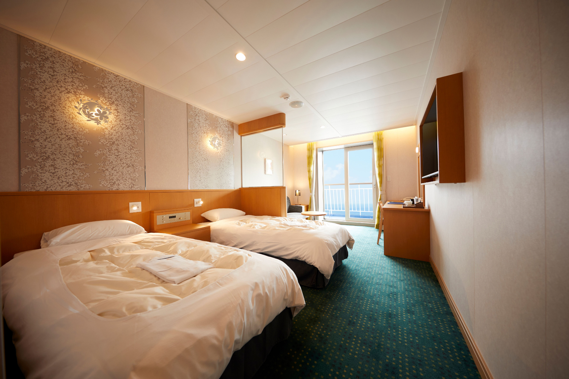 「ワンランク上の船室デラックスプラン」。船室はデラックスＡ個室、ホテル客室はオーセントスイート、ホテル夕食は部屋食「北海道三大カニの和魂洋才2段重」