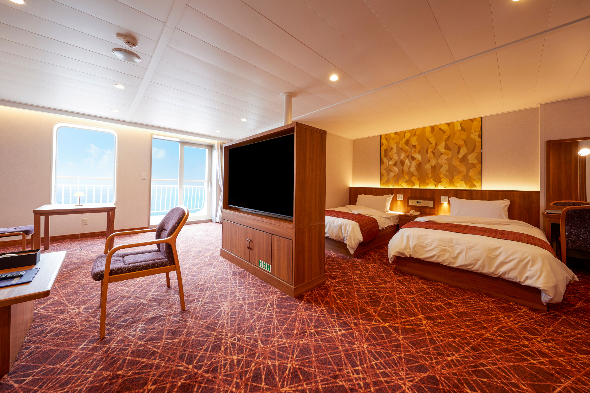 「最高級船室スイートプラン」。船室はスイート個室、ホテル客室はオーセントスイート、ホテル夕食は部屋食「北海道三大カニの和魂洋才2段重」