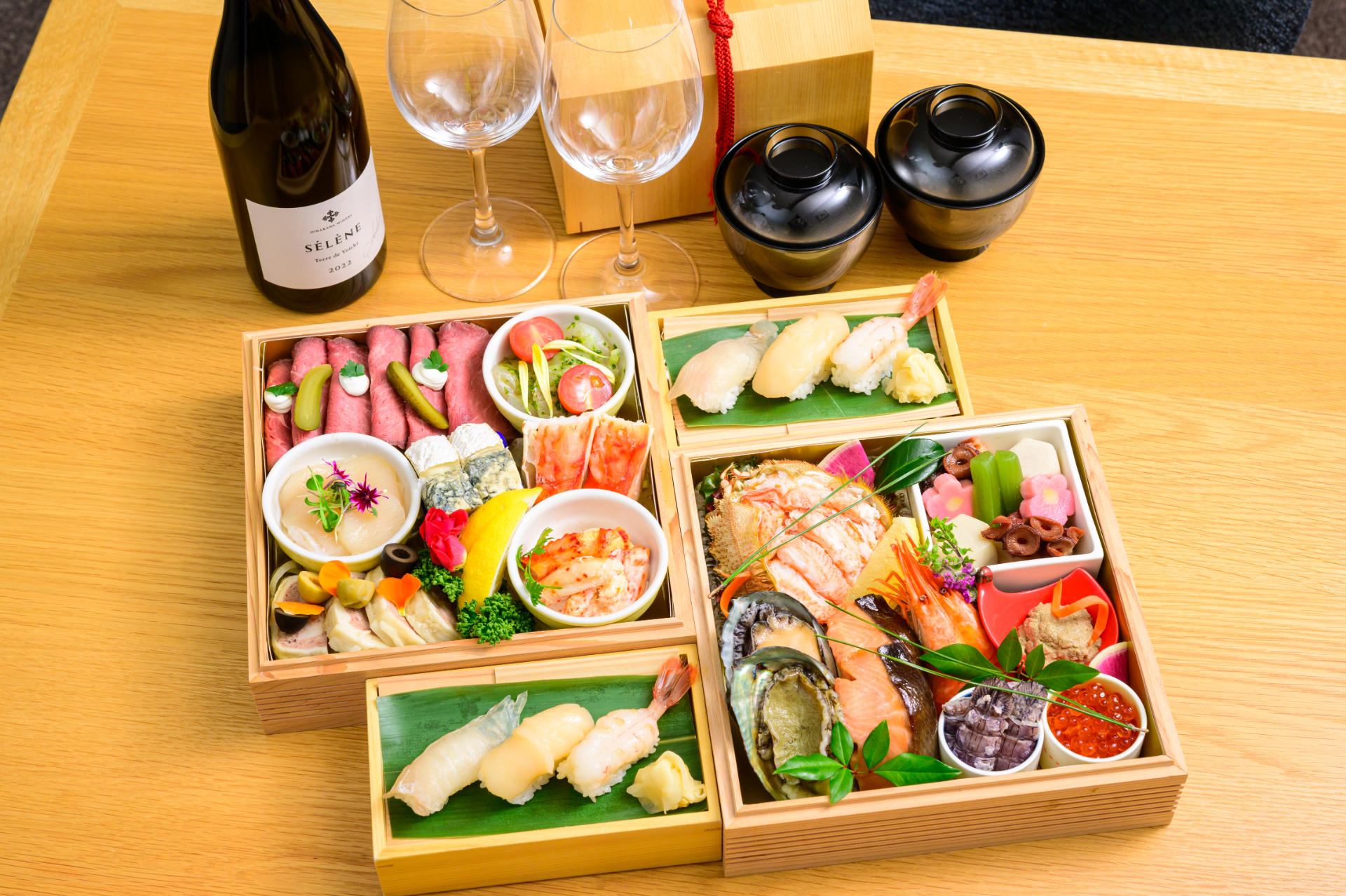 「最高級船室スイートプラン」。船室はスイート個室、ホテル客室はオーセントスイート、ホテル夕食は部屋食「北海道三大カニの和魂洋才2段重」