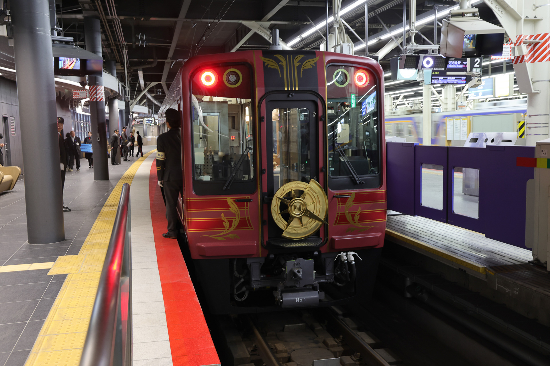 難波駅0番のりば。走行試験は「GRAN 天空3号」のダイヤで実施