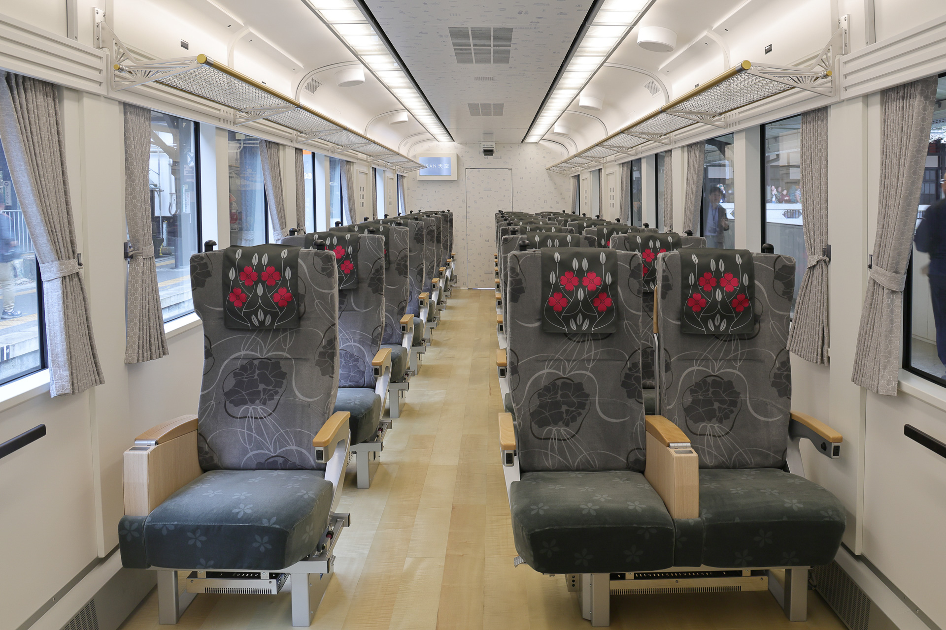 1号車はオールリクライニングシート。写真奥に車いすスペースが2台分ある