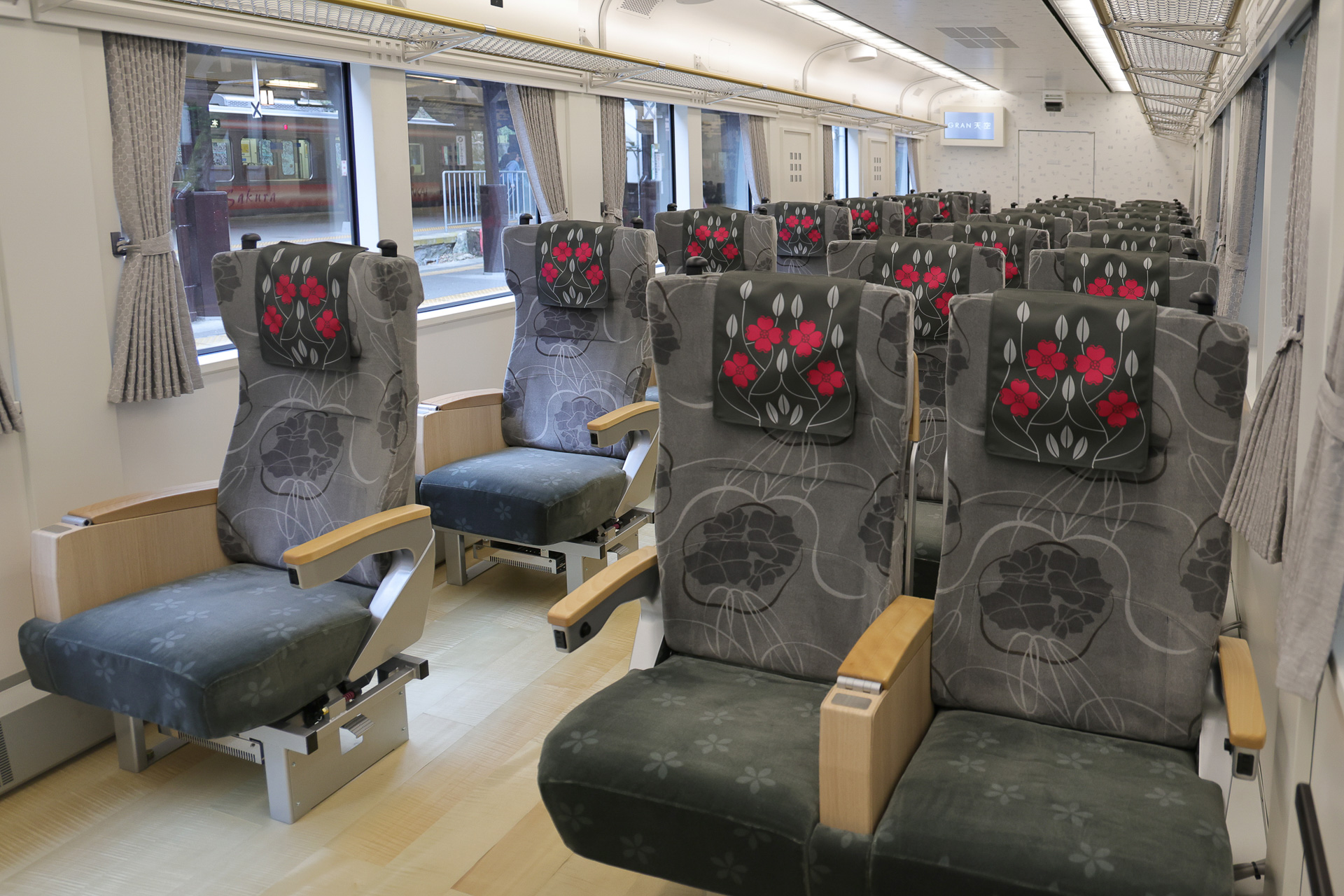 1号車のシート地はグレー。快適な乗り心地を追求してシンプルにまとめてあるようだ