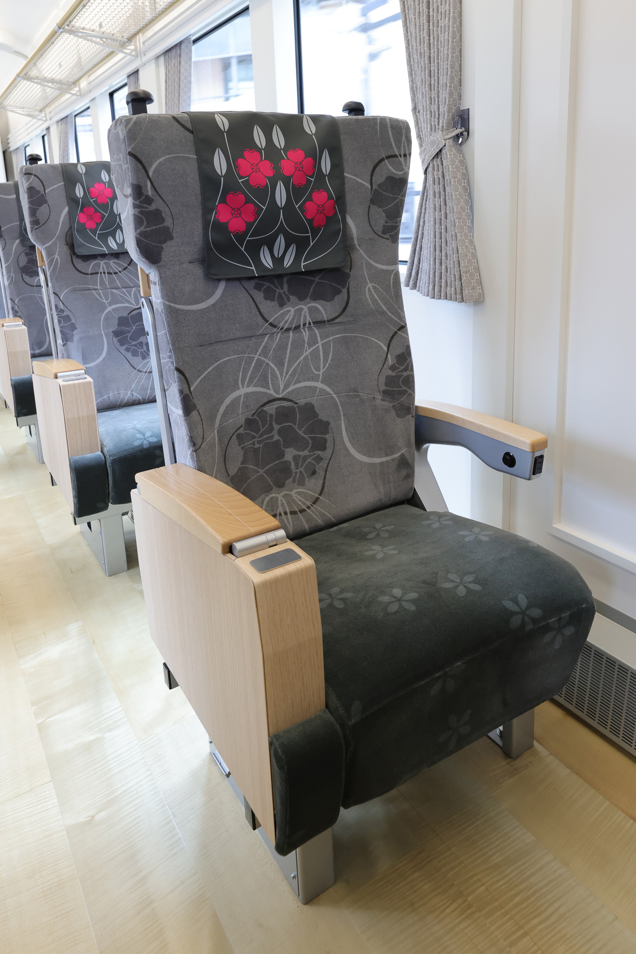 アームレストのテーブルを展開した様子