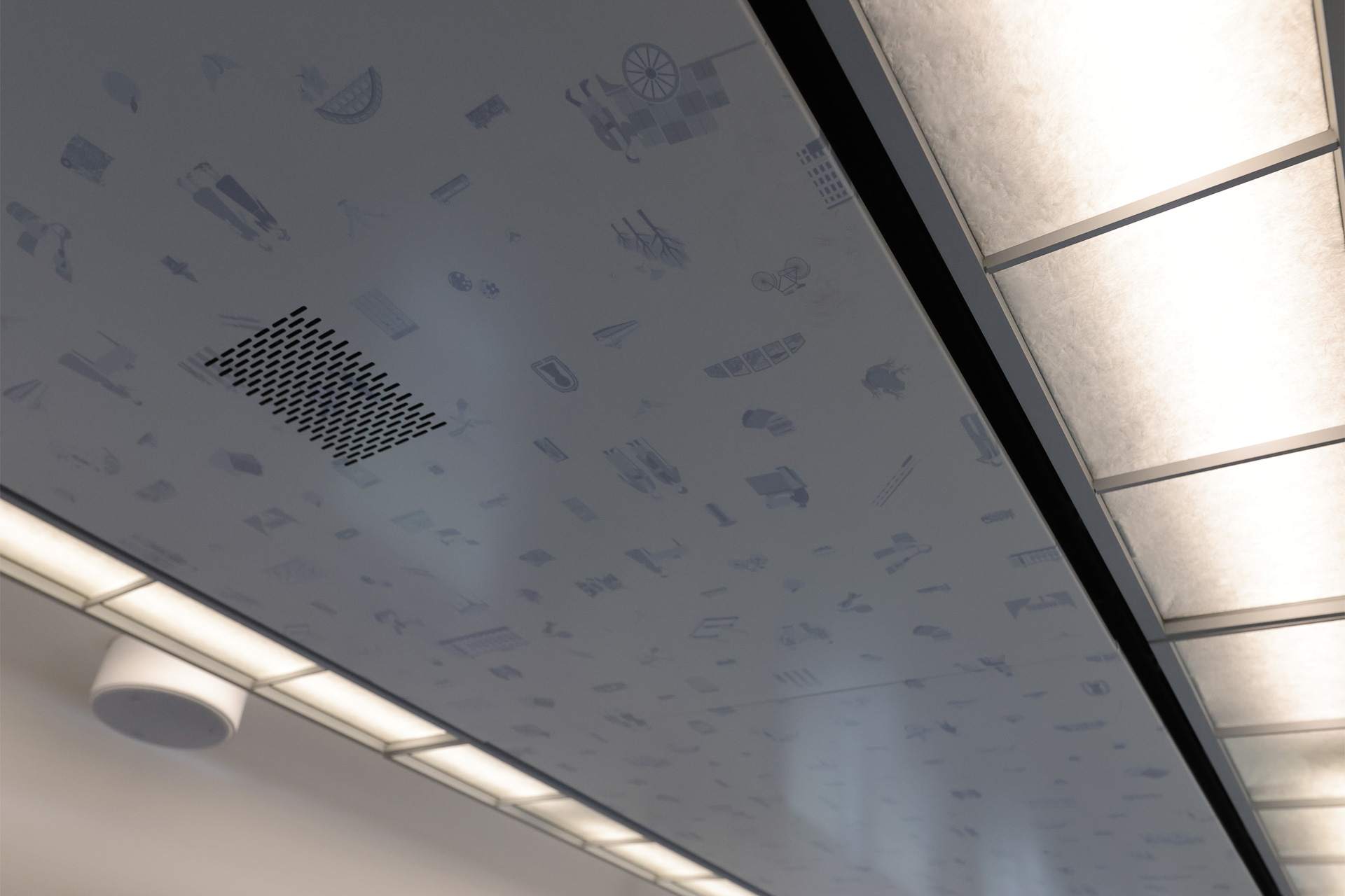 天井には、沿線の歴史や文化をイラスト化したものが散りばめられている