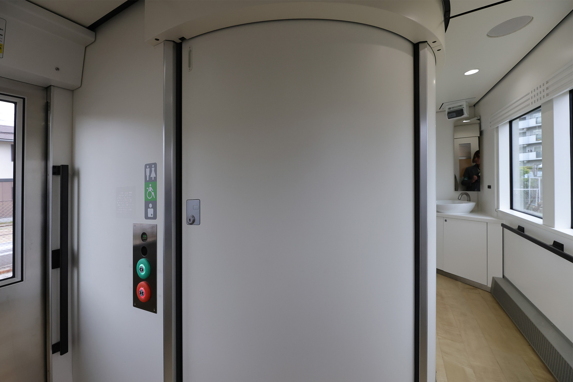 トイレはバリアフリー対応の多機能トイレで広さも十分（取材時は撮影NG）。このトイレの奥に男性小用のトイレもある。また洗面台は2号車との連結器近くに設置