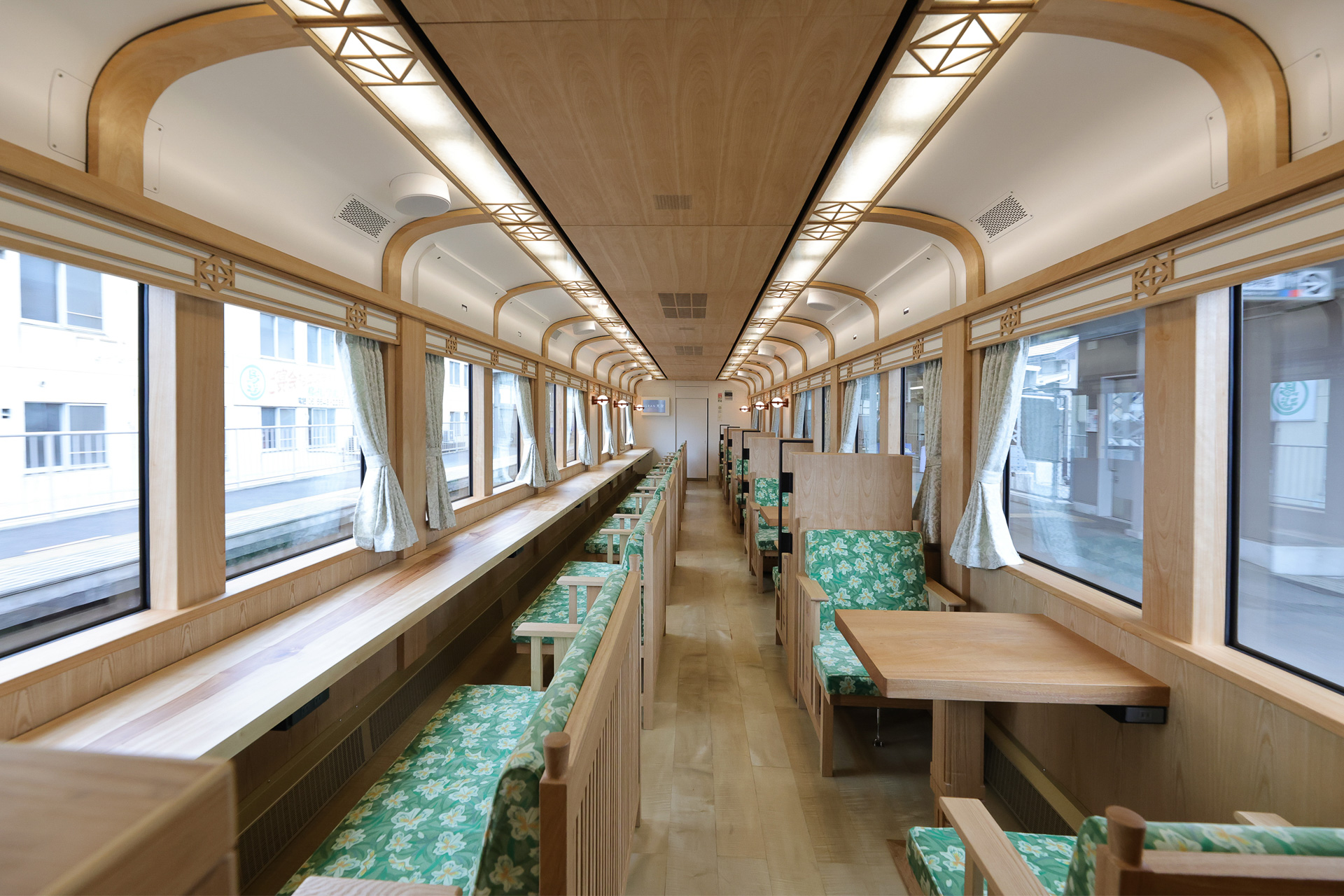 2号車は西側の座席が窓を向いた配置。紀の川から極楽橋駅まで、渓谷の眺望が楽しめるようにしたもの