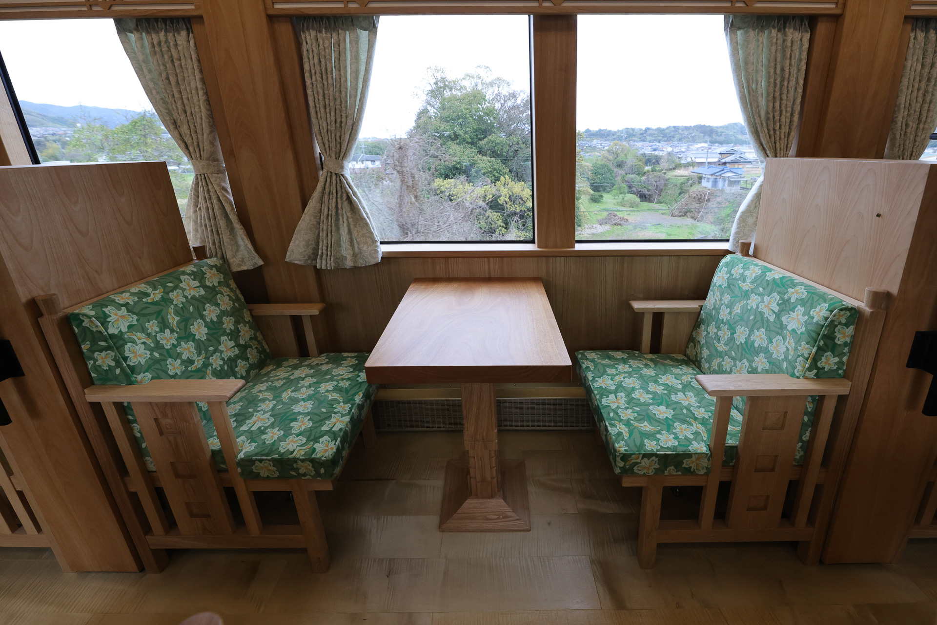 東側の座席は対面式の固定シート。テーブルの足に非常に凝った細工がしてあった