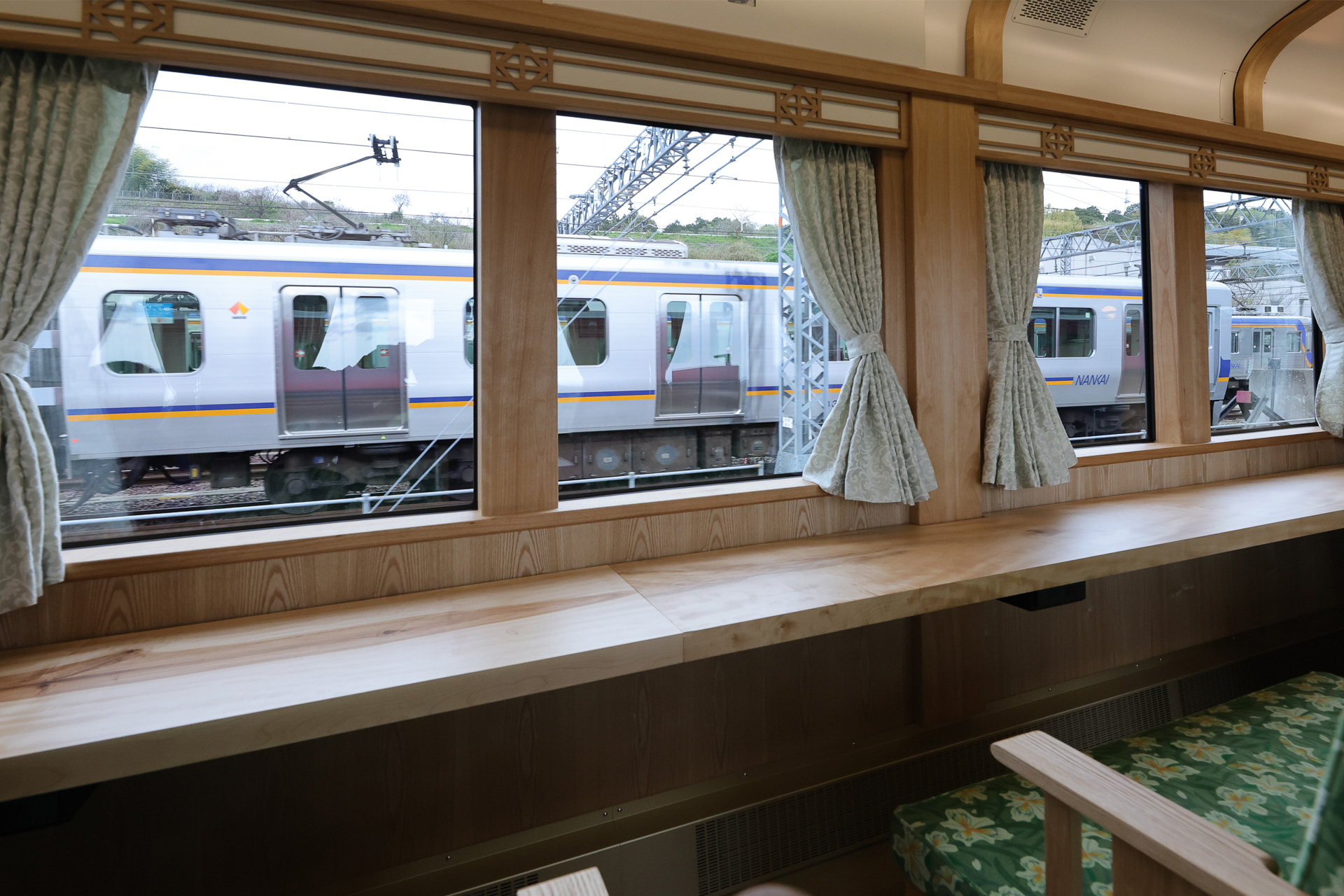 西側の眺望。テーブルは、A4サイズの書類をタテにおいても余裕のある奥行きで使い勝手も◎