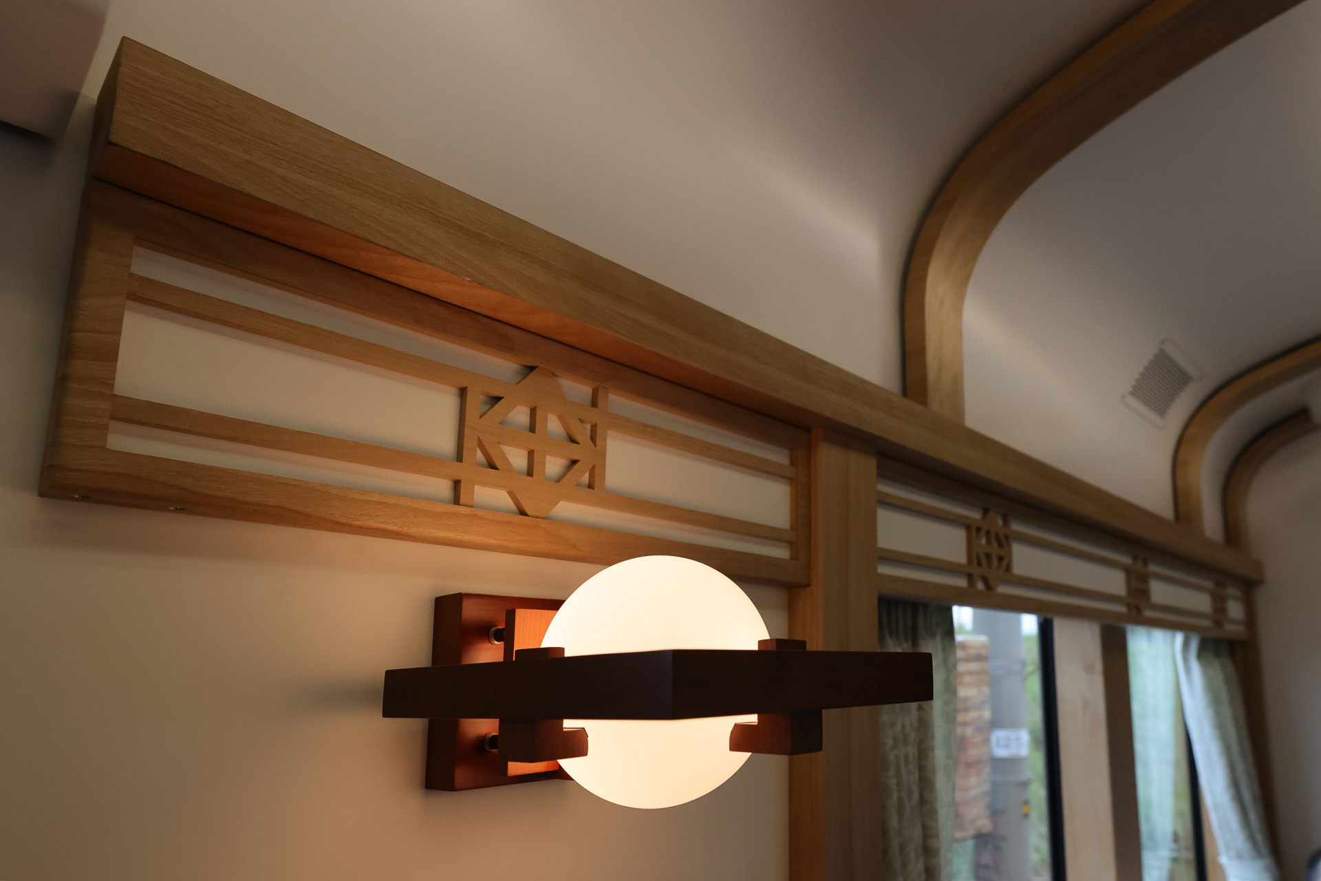 欄間のようにも見える装飾。照明のデザインも秀逸