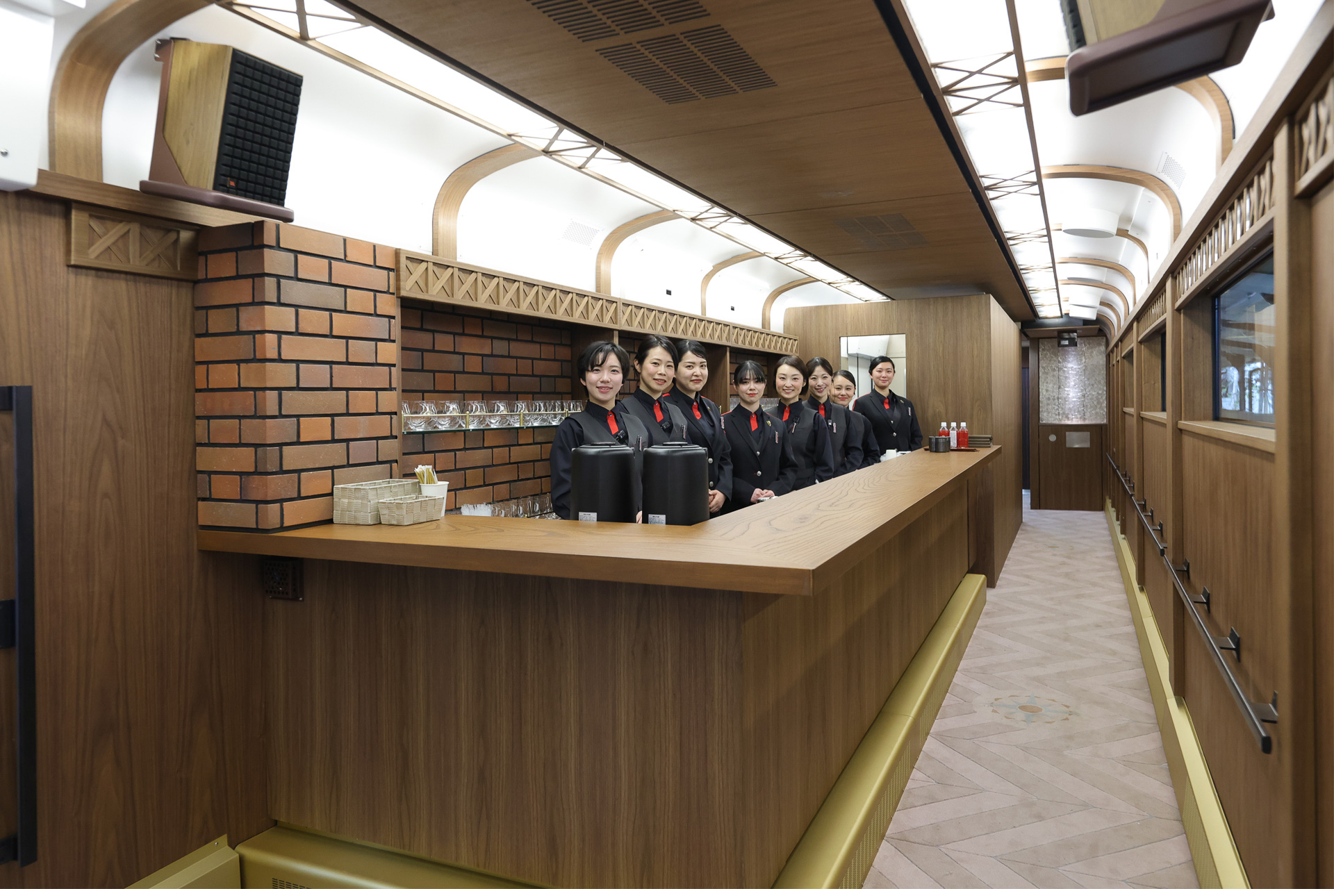 3号車は座席がなく、軽食やお土産などが購入できるロビーラウンジとなっている。1、2、4号車の乗客すべてが利用できる