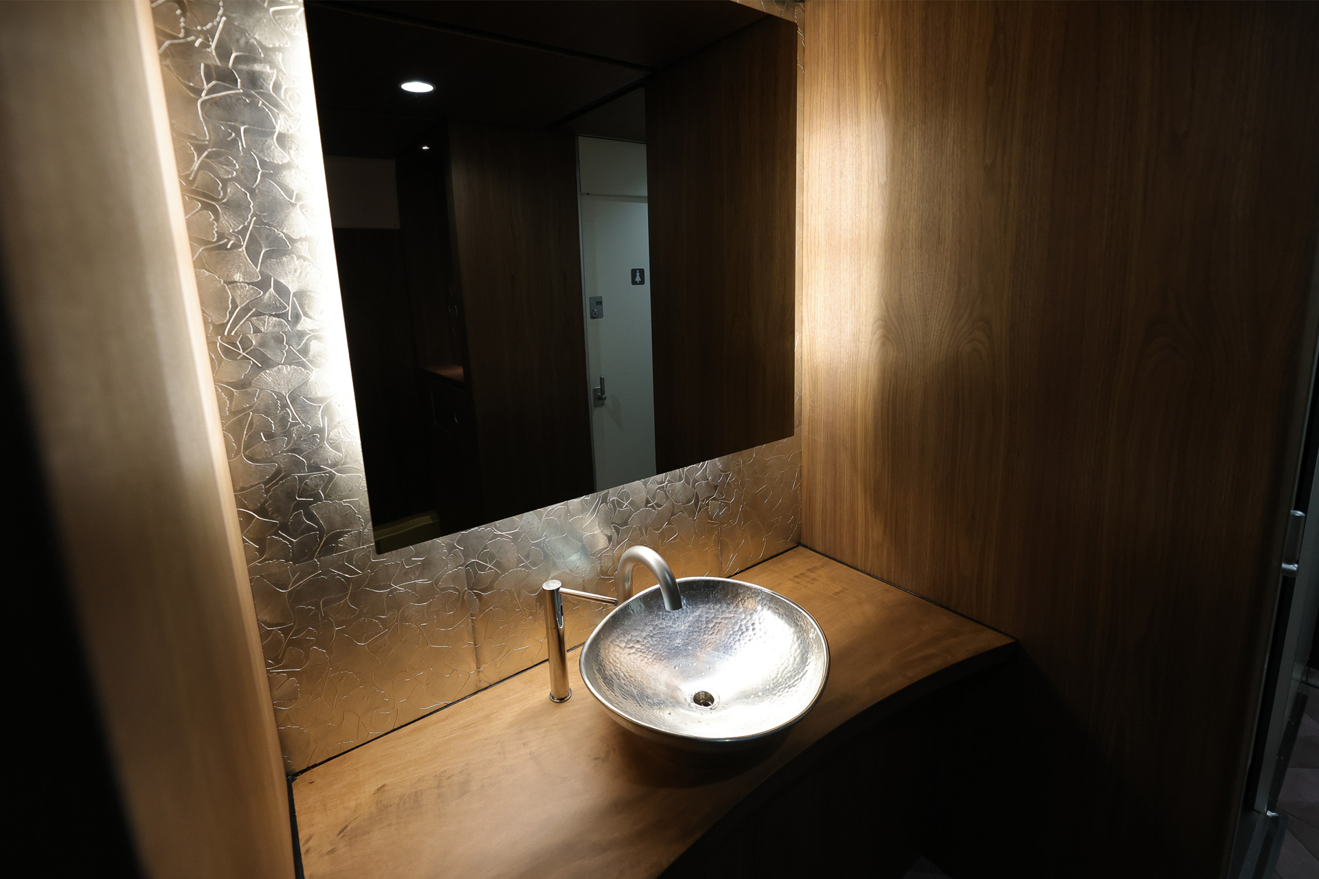 3号車パウダールームの手洗い鉢には、300年以上の歴史と伝統を持つ大阪浪華鈴器を使用。手を洗うというより清める感覚だ