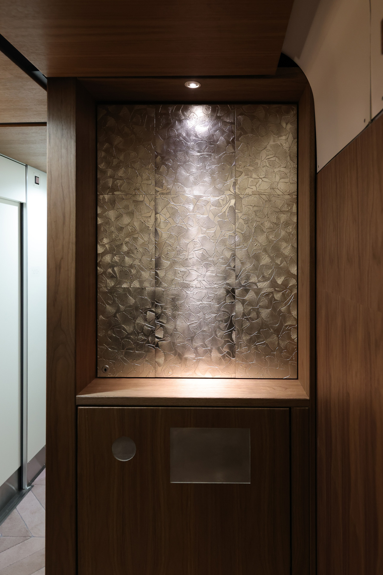 パウダールームの壁面にも錫製のプレート。御堂筋のイチョウ並木の落ち葉をかたどったもの