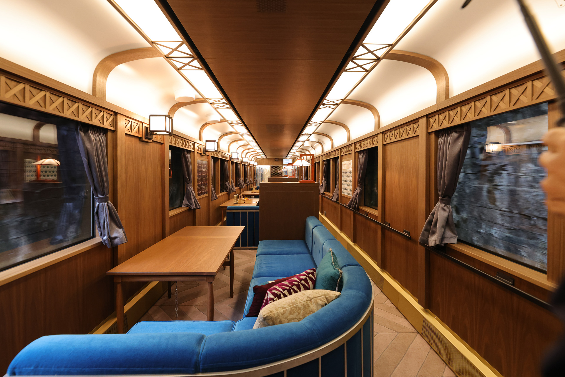 4号車は4名がけのソファ席が4つあり、そのうち3つがグランシートで、もっとも難波寄りにグランシートプラスを配置