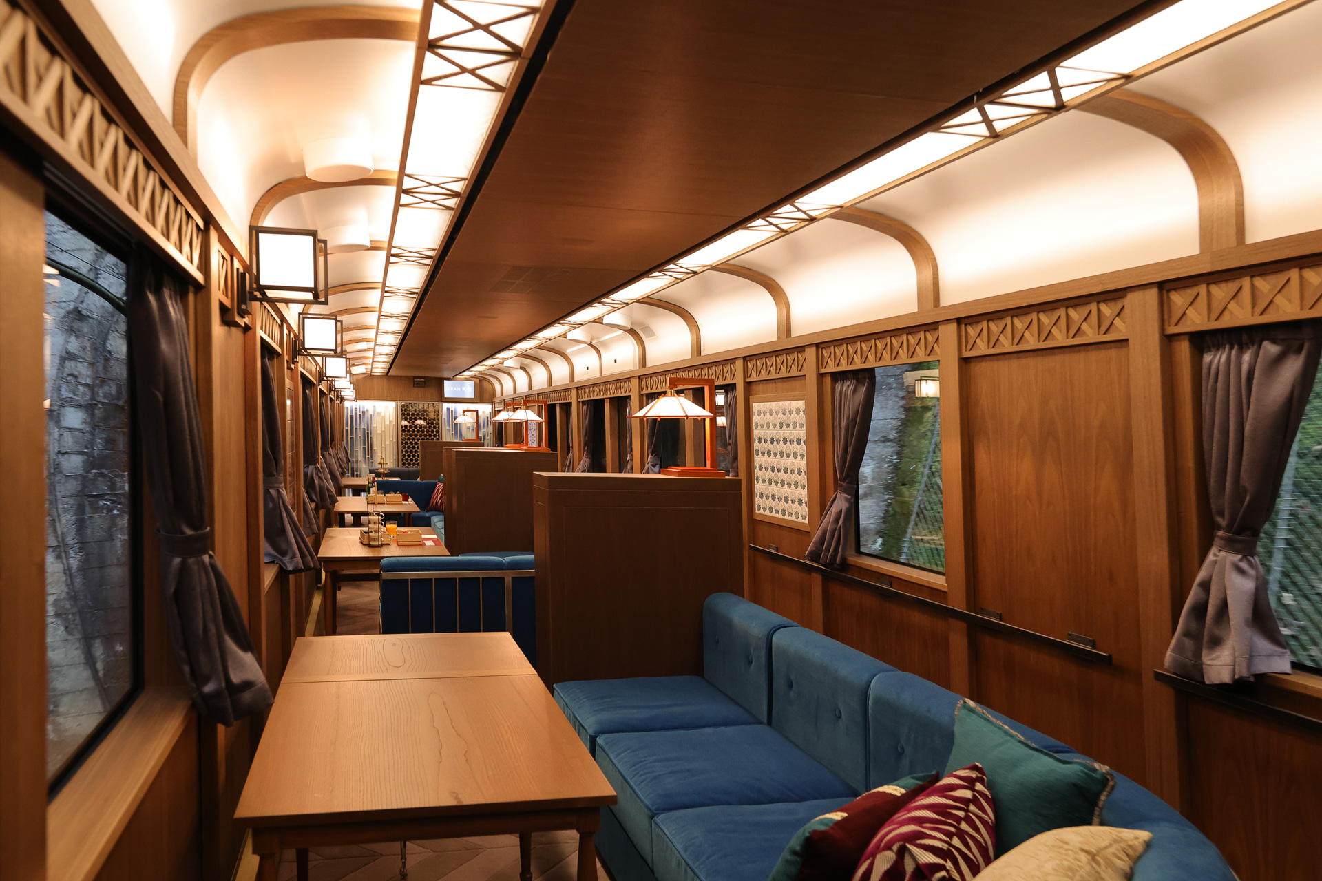 座席は西側の眺望が楽しめるレイアウトとしている。各席には電源コンセントもある