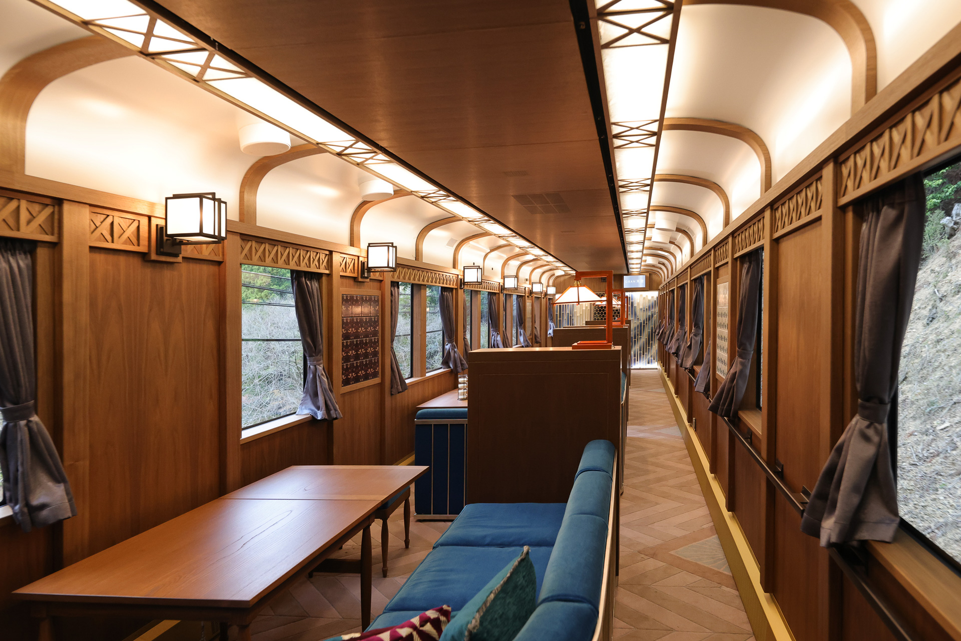 東側には通路を確保。開放感と各席のプライベート感が両立したデザインだ