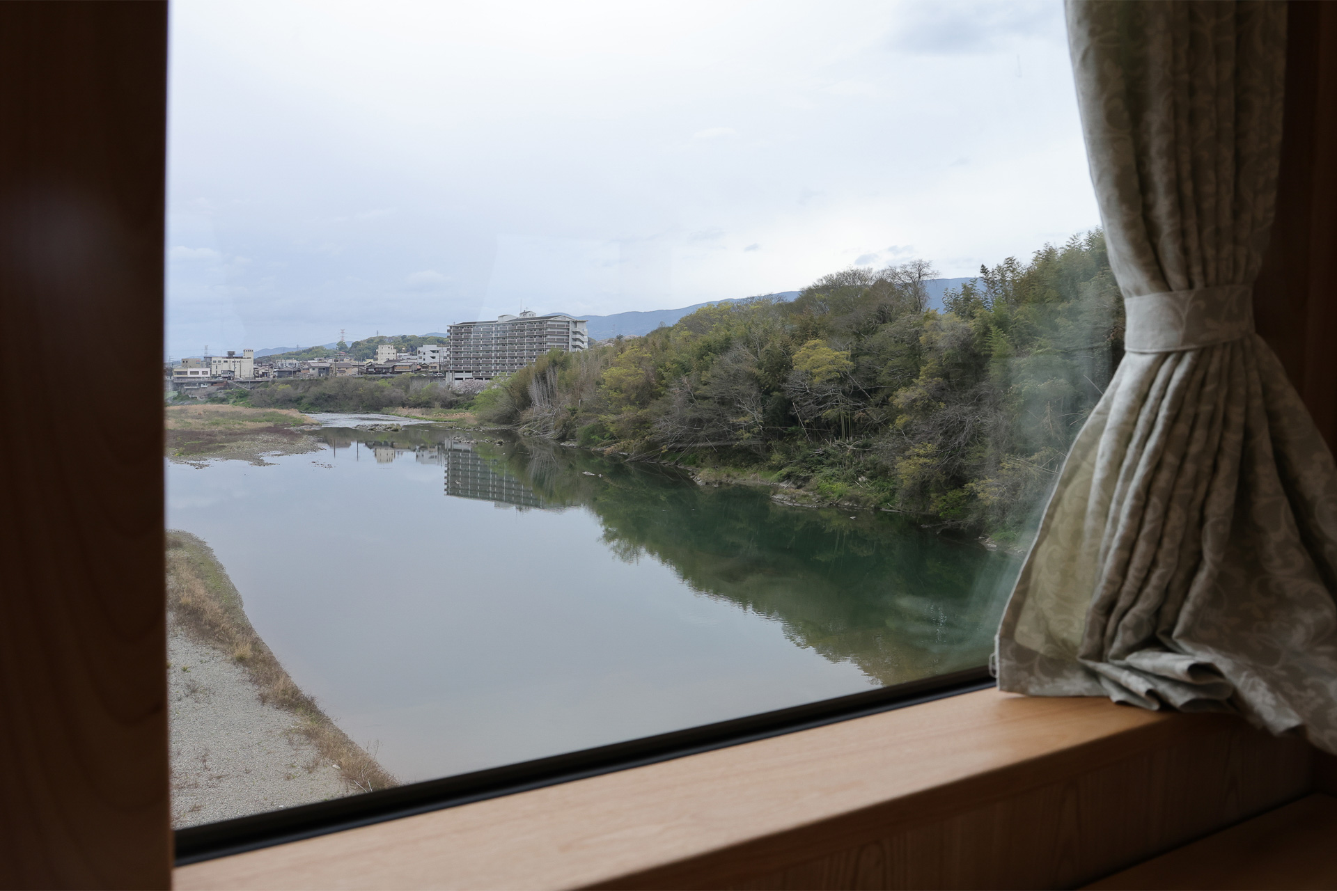 紀の川をゆっくりと渡る。ここから先は景色が一変して山深くなる