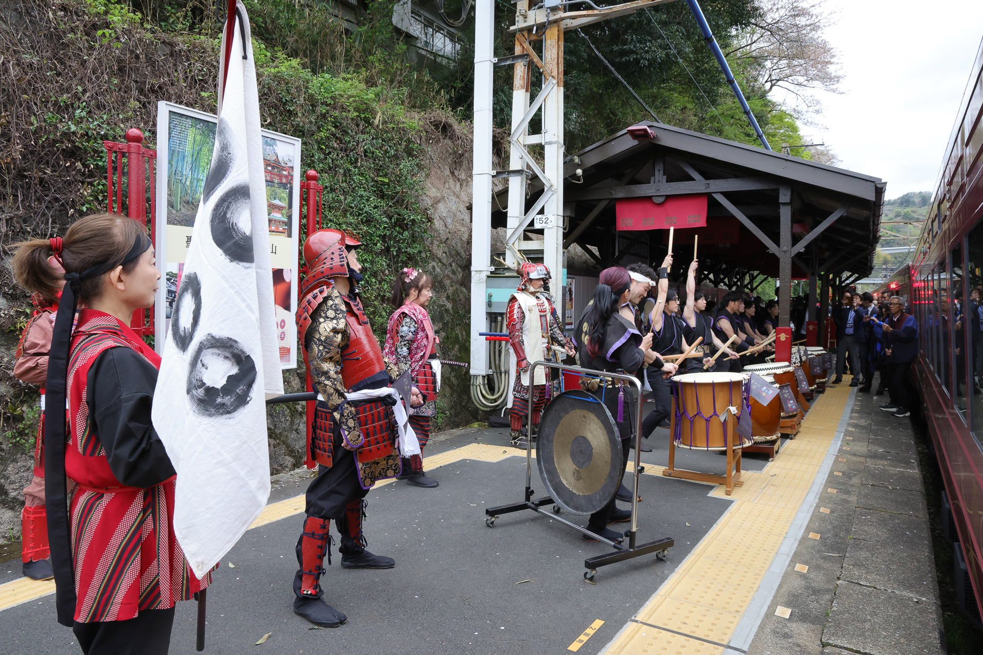 出迎えた紀州九度山手作甲冑真田隊。ホームの屋根にも六文銭の意匠が描かれている