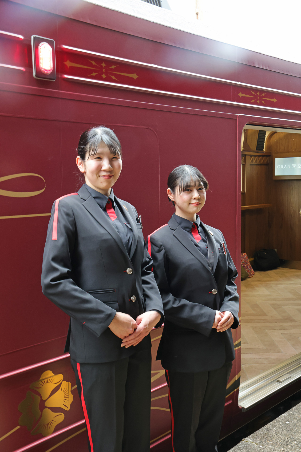 ドアサイドに立つアテンダントスタッフ