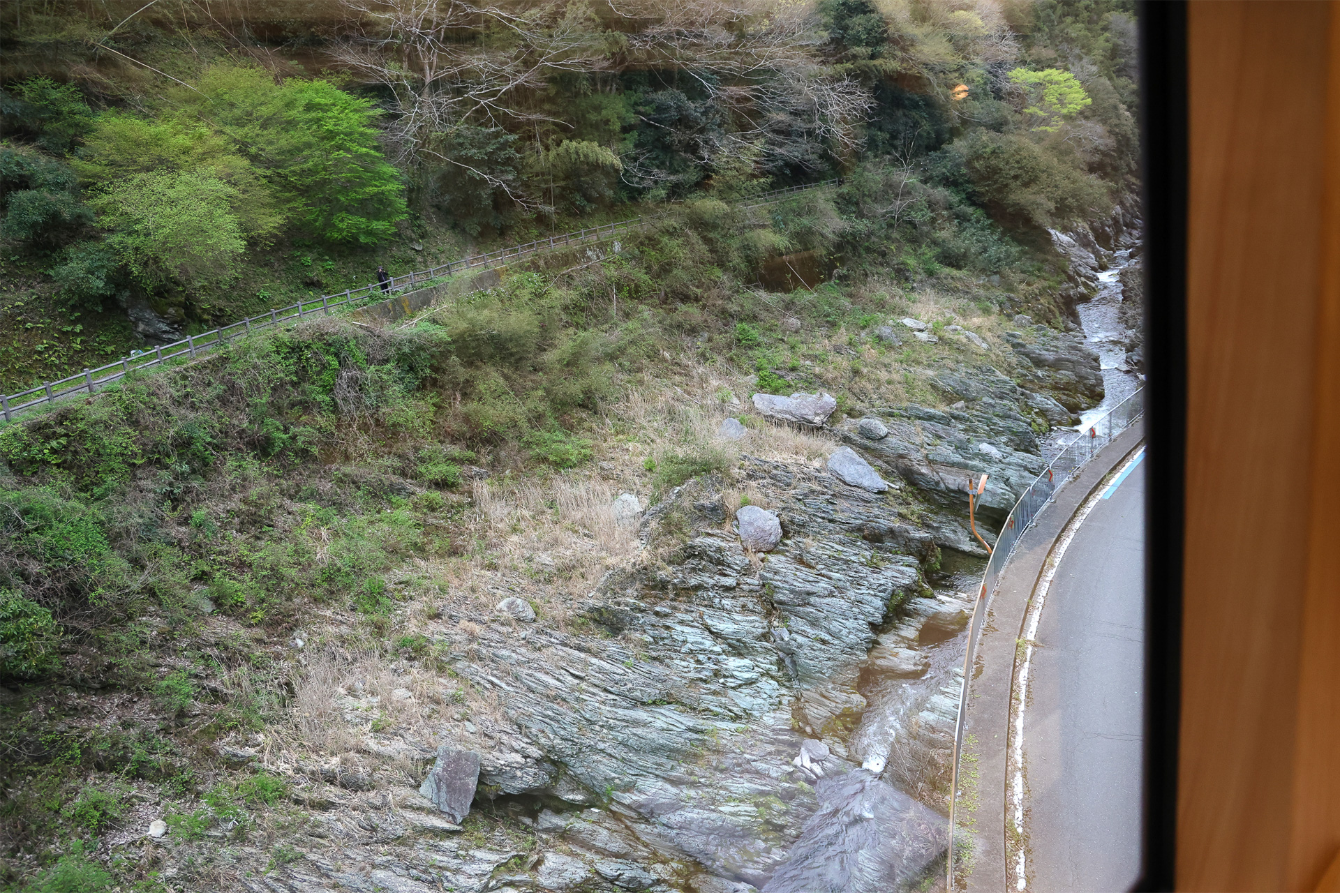 九度山駅と高野下駅の間では風光明媚な龍王渓が見下ろせる