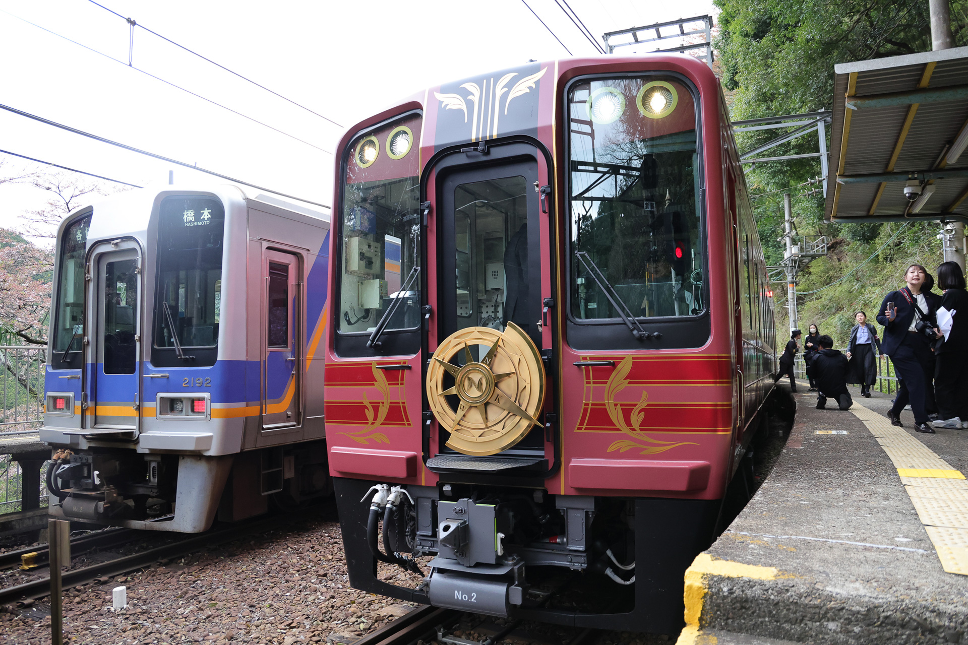 紀伊細川駅で、2000系電車と列車交換。実はどちらも同じ車両で、GRAN 天空が前照灯の位置を大胆に変えているのが一目で分かる