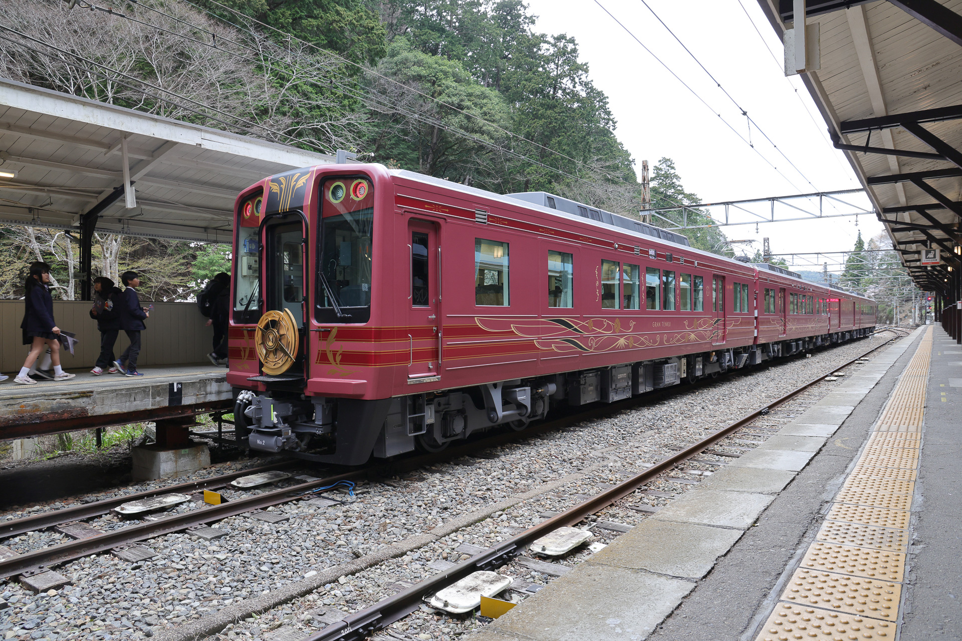 停車するGRAN 天空。運行日は、難波～極楽橋間1日3往復の運転を予定している