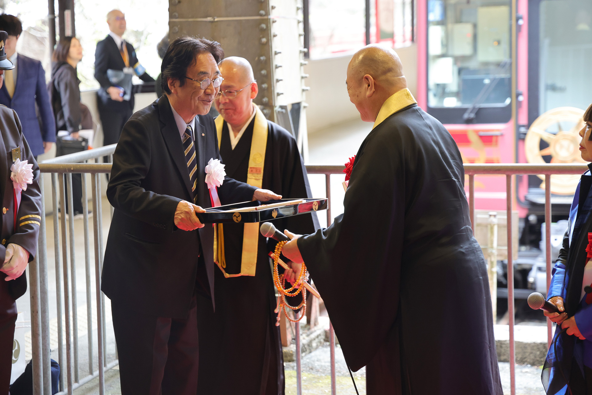今川氏から遠北会長へ、安全運行の御札が贈られた