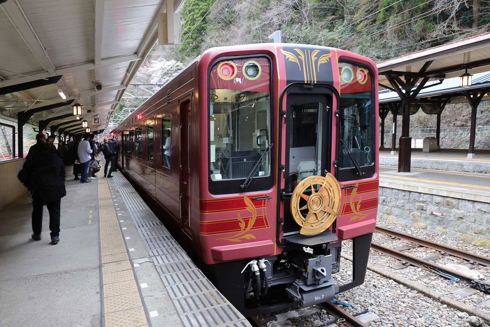 お迎え式の終了後、列車は再び難波に向け走行。難波からの直通のため、特急「こうや」と並んで利便性も高そうだ