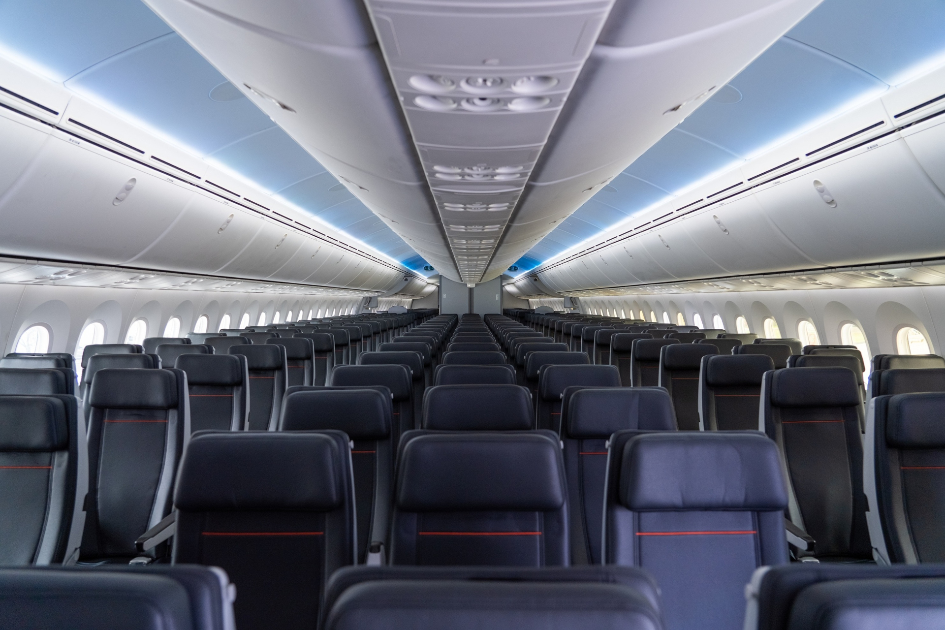 エコノミークラス。従来の314席から281席に変更