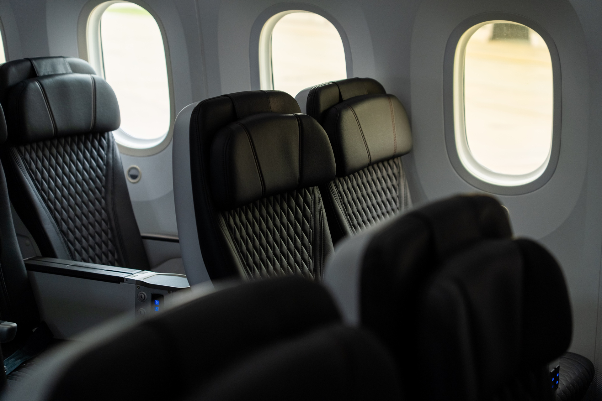 シートピッチは38インチ、リクライニング角は7インチ。6段階調整可能なヘッドレストで長距離運航をサポート。USB Type-Cポート（2口）も備える