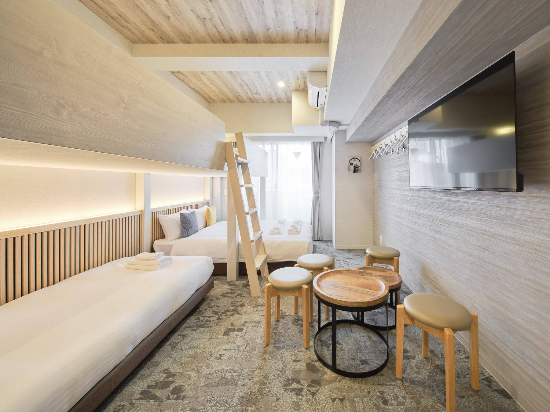 ロフトシングルベッド2台＋ダブルベッド1台