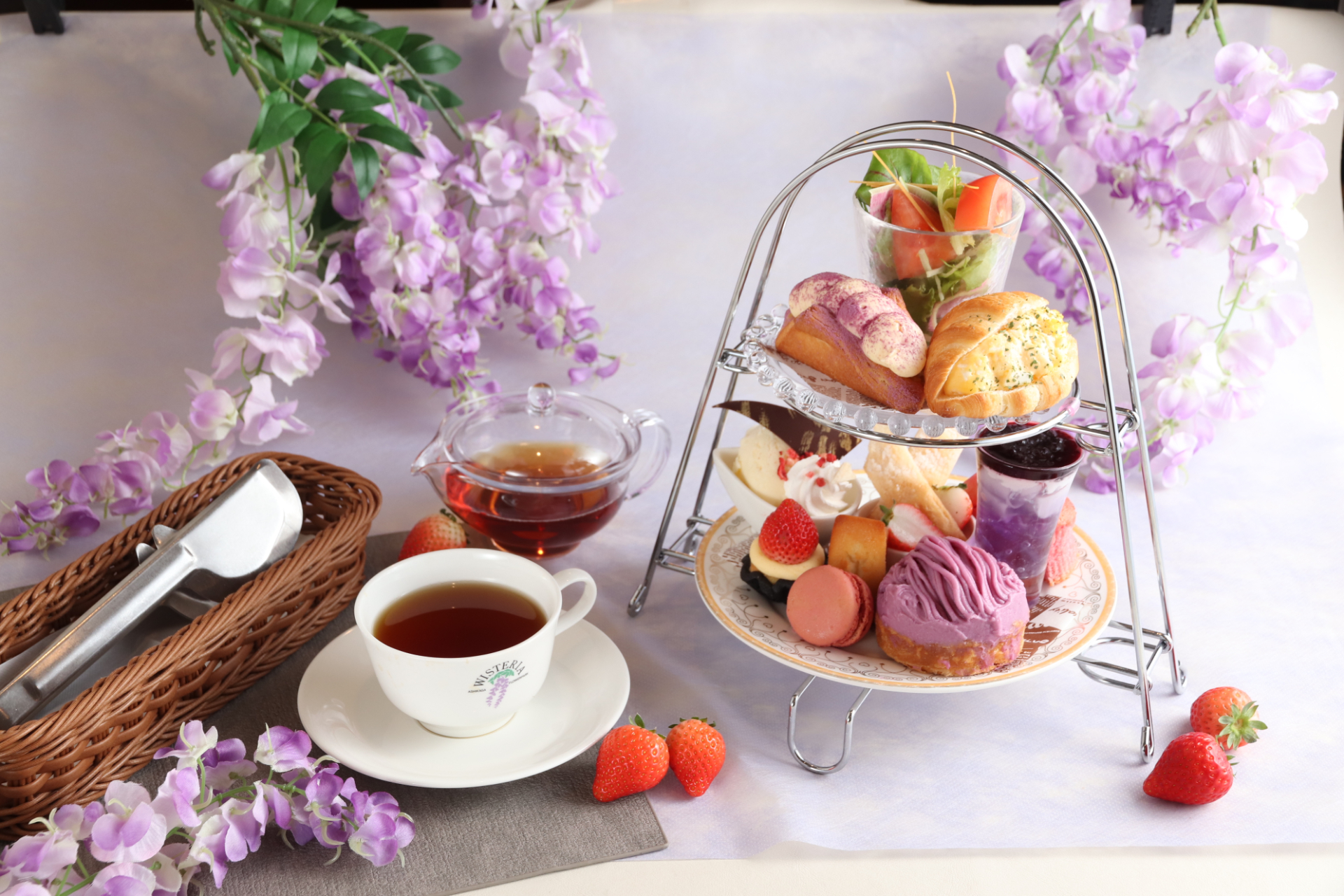 アフタヌーンティー仕立て「藤のデザートスタンド」（2420円）