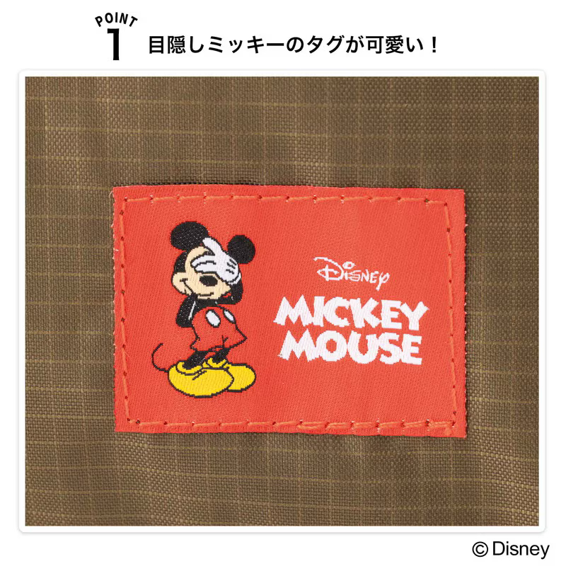 トレンド感のあるブラウン×レッドの組み合わせ。さりげない目隠しミッキータグがポイント