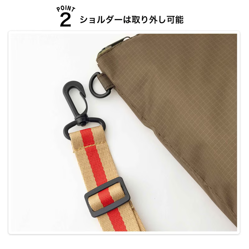 トレンド感のあるブラウン×レッドの組み合わせ。さりげない目隠しミッキータグがポイント