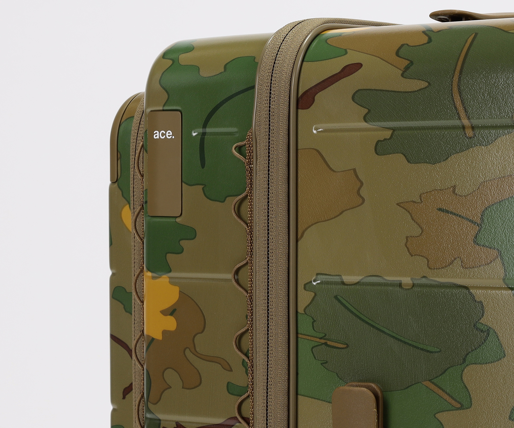 外側のデイジーチェーンで小物を吊り下げられる