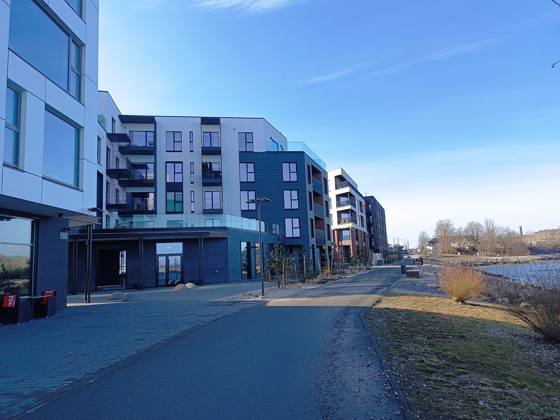 新しそうな建物の前を過ぎると突然、ちょっと異様な雰囲気を醸し出しているパタレイ監獄に