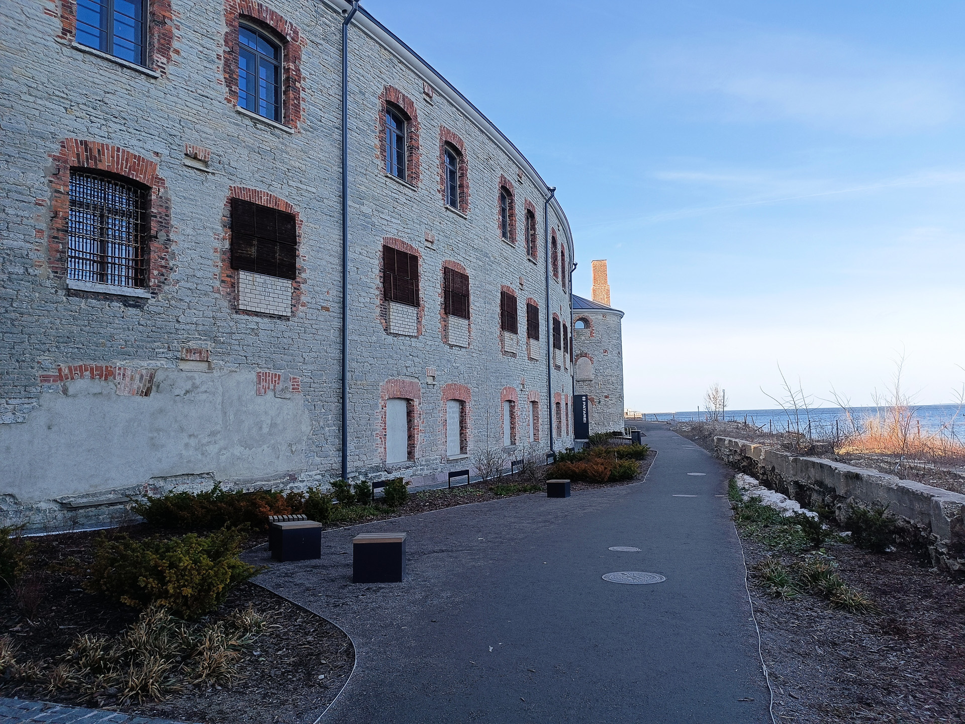 新しそうな建物の前を過ぎると突然、ちょっと異様な雰囲気を醸し出しているパタレイ監獄に