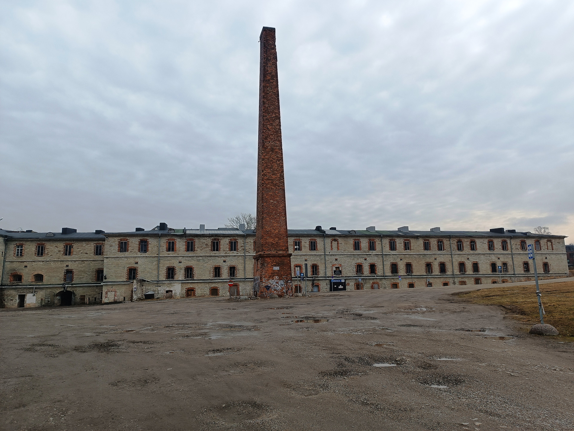 新しそうな建物の前を過ぎると突然、ちょっと異様な雰囲気を醸し出しているパタレイ監獄に