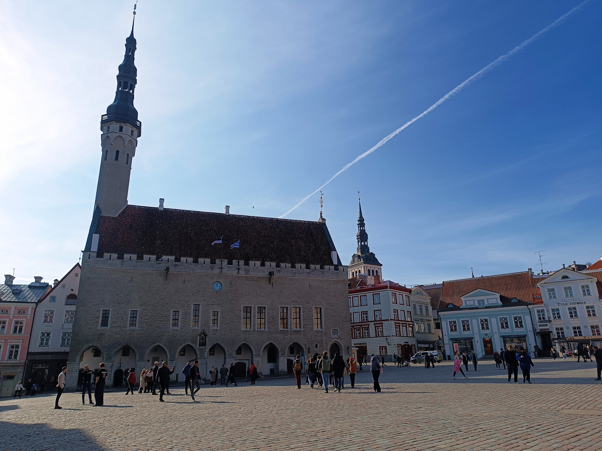 タウンホールは、中世の旧市街の中央広場に位置するゴシック様式の市庁舎