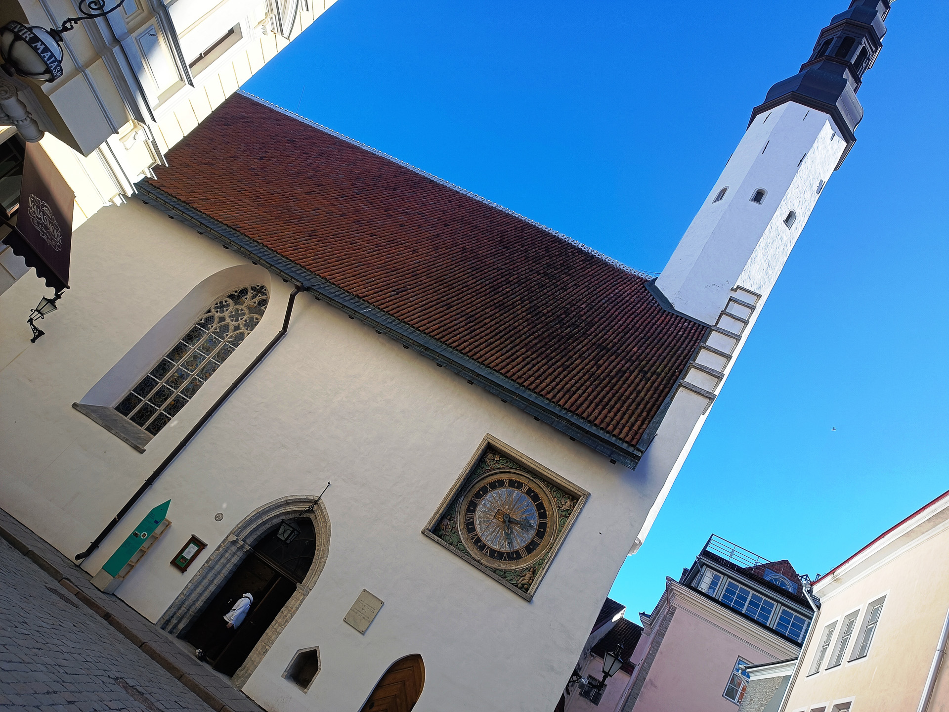 聖霊教会外壁にある美しい装飾時計は17世紀に作られ、現在も稼働中