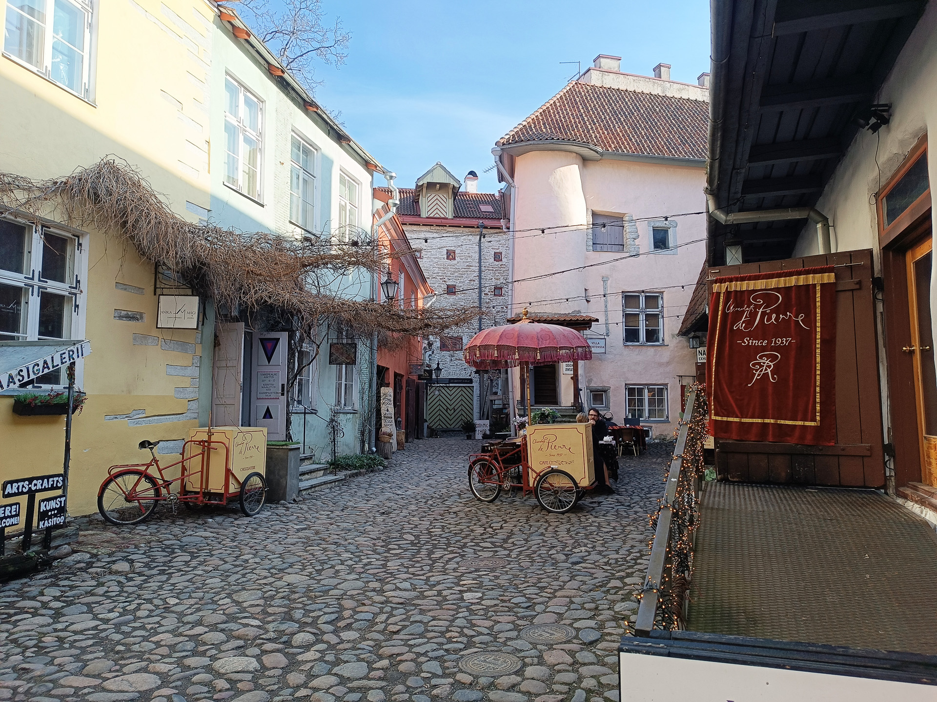 職人たちの中庭。小さな路地の奥にあり、職人の工房やショップ、カフェがあります