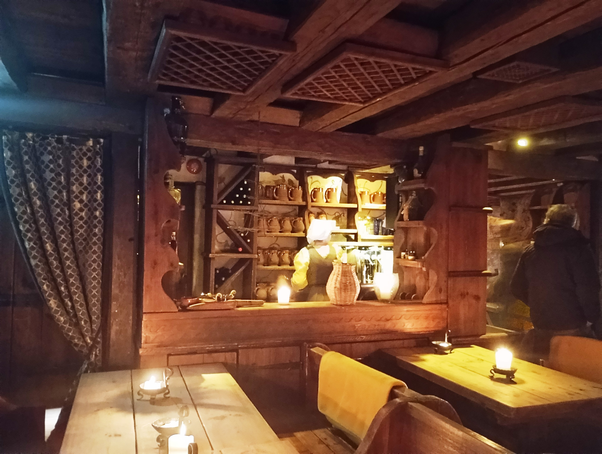 とにかく暗いので、老眼の私にはメニューが読みづらく、出てきた料理もほぼすべてが茶色に見えました（笑）