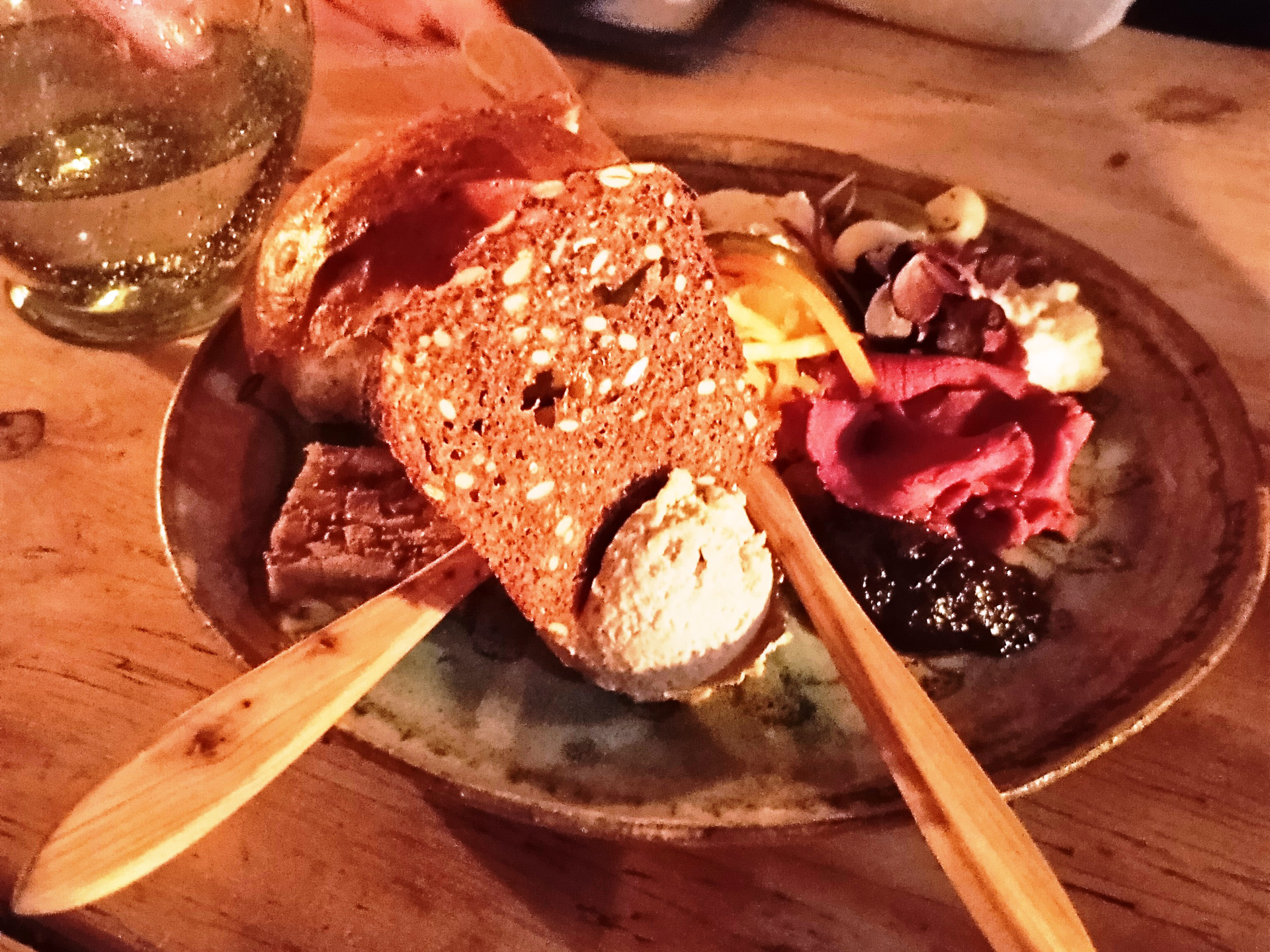 とにかく暗いので、老眼の私にはメニューが読みづらく、出てきた料理もほぼすべてが茶色に見えました（笑）