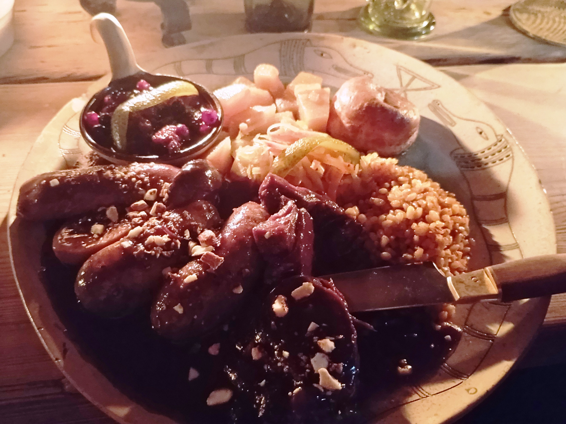 とにかく暗いので、老眼の私にはメニューが読みづらく、出てきた料理もほぼすべてが茶色に見えました（笑）