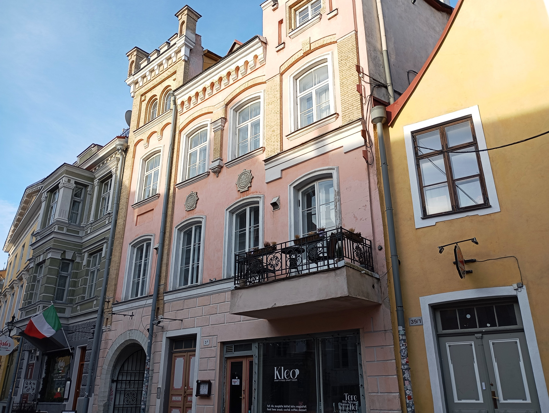 昼の旧市街と夜の旧市街。明け方と夜は特にフォトジェニック