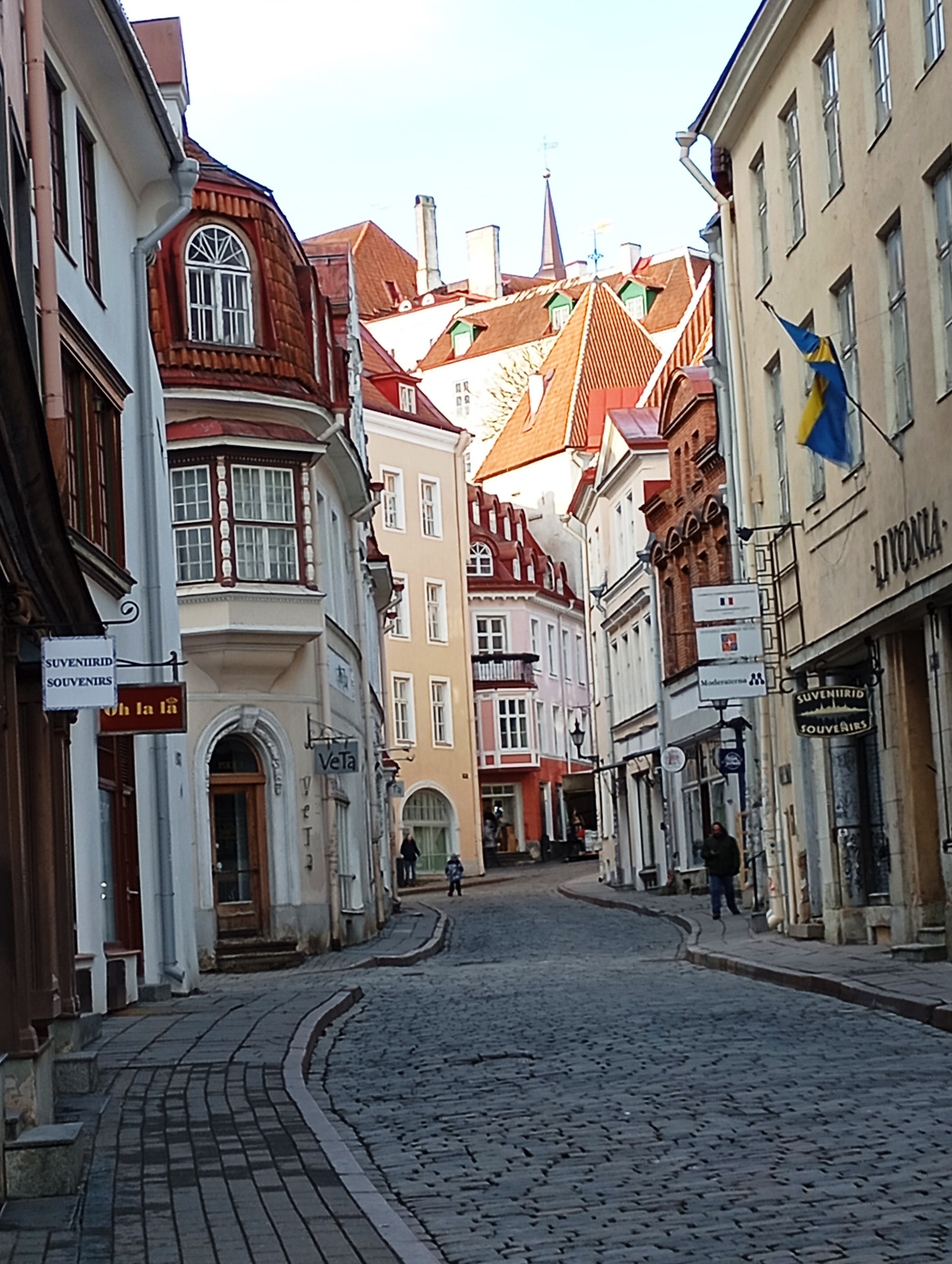 昼の旧市街と夜の旧市街。明け方と夜は特にフォトジェニック