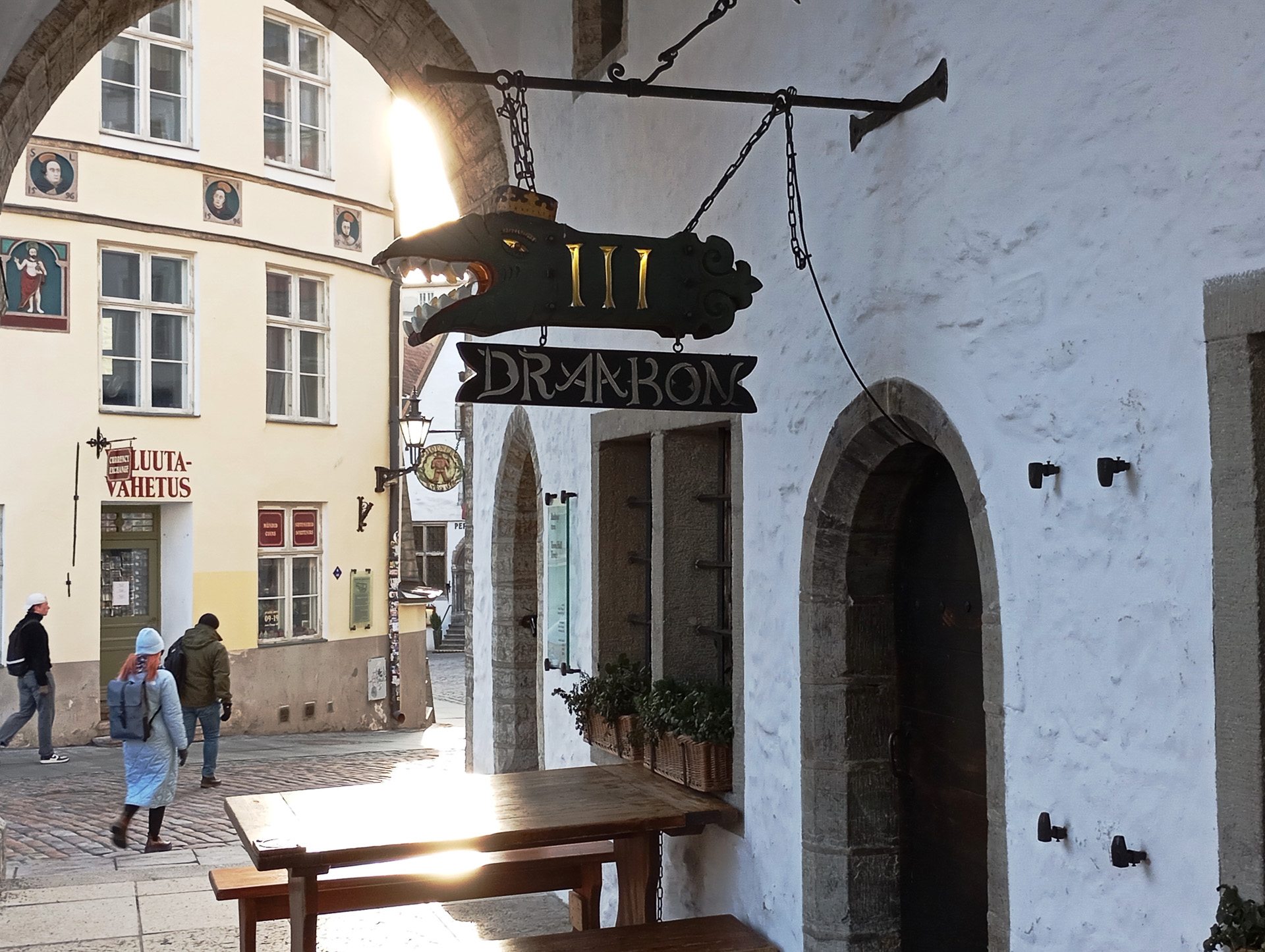 昼の旧市街と夜の旧市街。明け方と夜は特にフォトジェニック